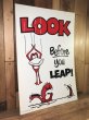 “Look Before You Leap!”のメッセージが書かれた70年代ビンテージ看板