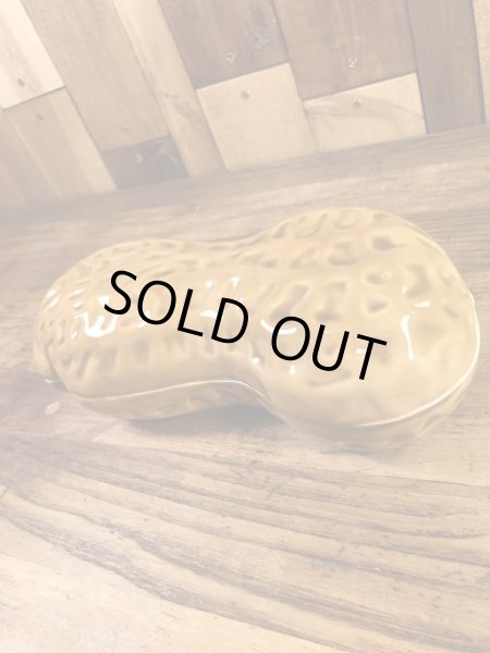 ピーナツの形をしたセラミック製の70’sヴィンテージ入れ物