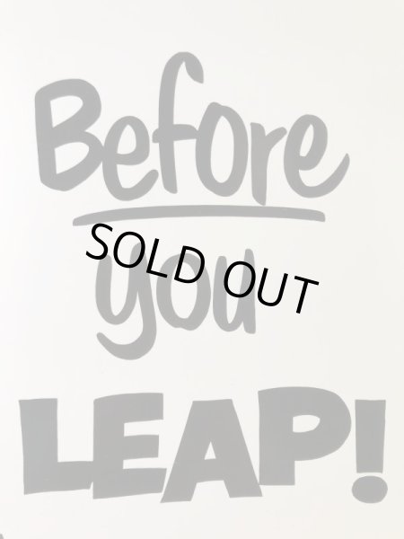 “Look Before You Leap!”のメッセージが書かれた70’sヴィンテージサインボード