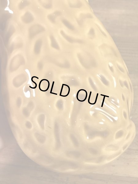 ピーナッツの形をした陶器製の70年代ビンテージ容器