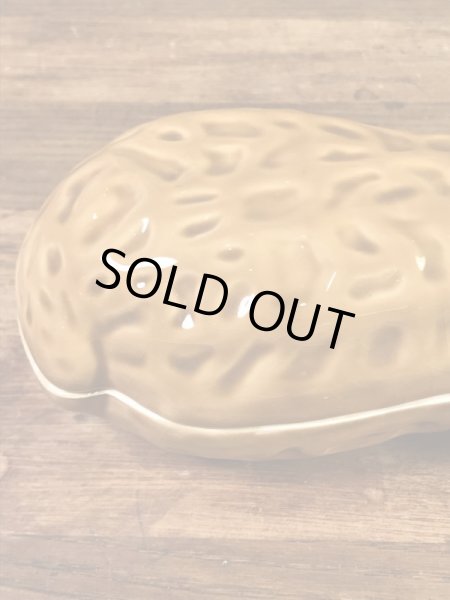 ピーナツの形をしたセラミック製の70’sヴィンテージ入れ物