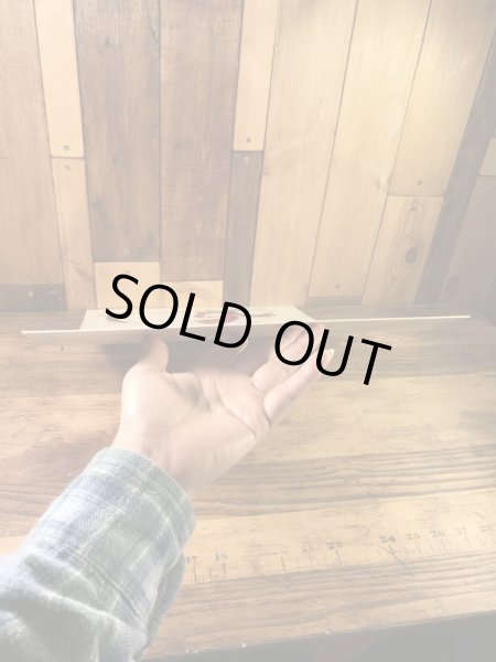 “Look Before You Leap!”のメッセージが書かれた70年代ビンテージ看板