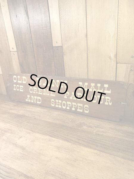 アイスクリームショップのアンティークのウッド製サインボード