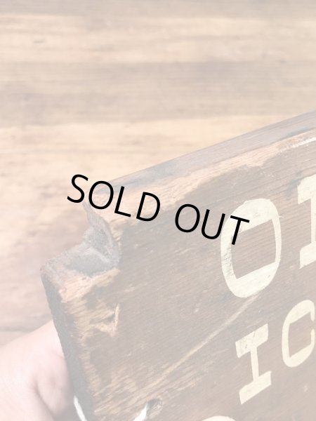 アイスクリームショップのアンティークのウッド製サインボード