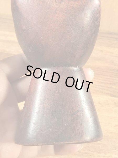 ファックサインの木彫りの70年代ビンテージ置物