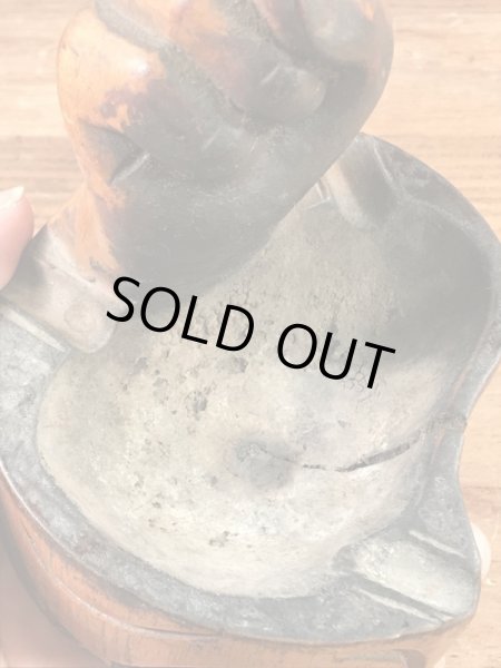 ピースサインの木彫りの70年代ビンテージ灰皿