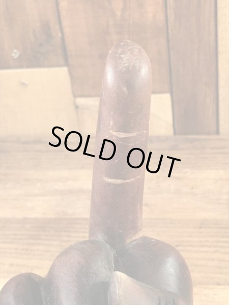 ファックサインの木彫りの70年代ビンテージ置物