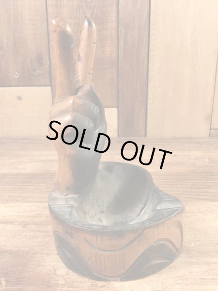 ピースサインの木彫りの70年代ビンテージ灰皿