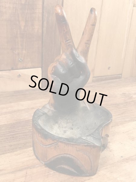 ピースサインの木彫りの70年代ビンテージ灰皿