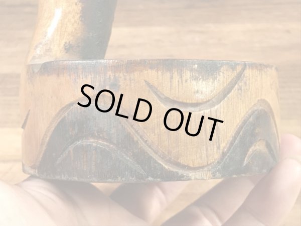 ピースサインの木彫りの70’sヴィンテージアシュトレイ