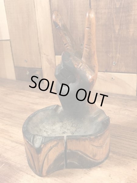 ピースサインの木彫りの70’sヴィンテージアシュトレイ