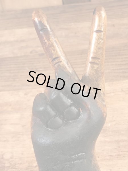 ピースサインの木彫りの70年代ビンテージ灰皿