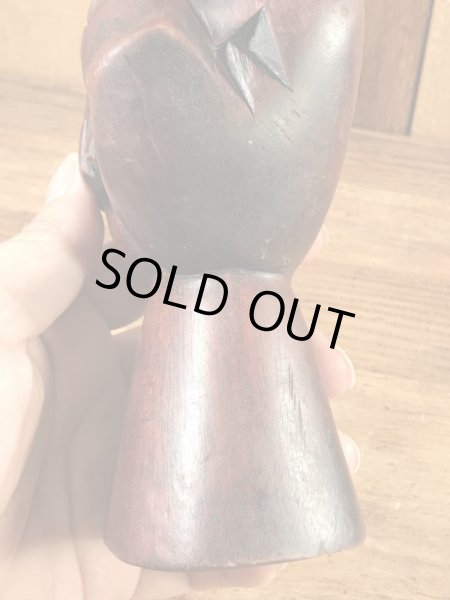 ファックサインの木彫りの70年代ビンテージ置物