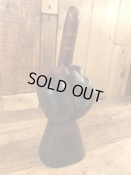 ファックサインの木彫りの70年代ビンテージ置物