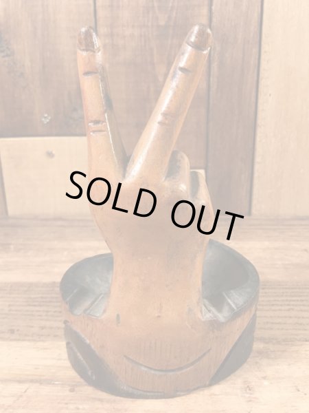 ピースサインの木彫りの70’sヴィンテージアシュトレイ