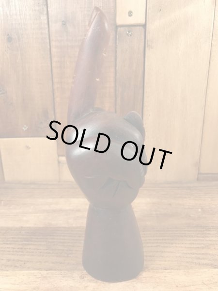 ファックサインの木彫りの70年代ビンテージ置物