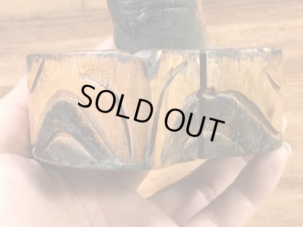 ピースサインの木彫りの70’sヴィンテージアシュトレイ