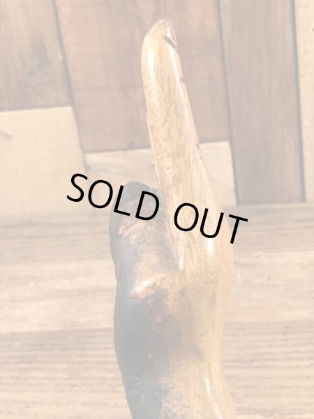 ピースサインの木彫りの70年代ビンテージ灰皿