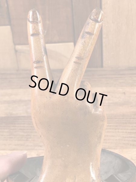 ピースサインの木彫りの70年代ビンテージ灰皿