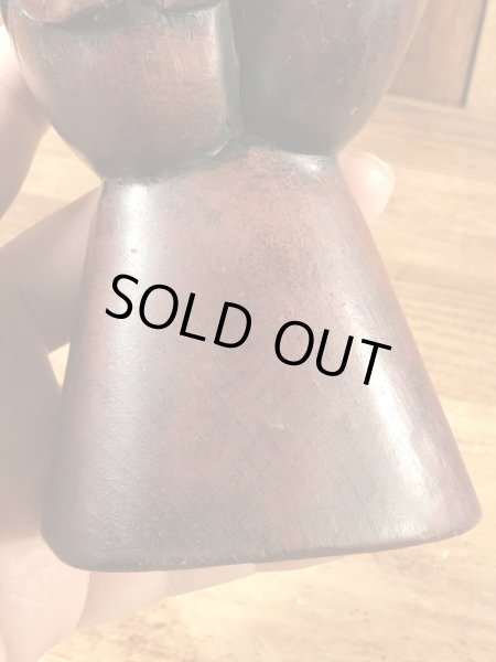 ファックサインの木彫りの70年代ビンテージ置物