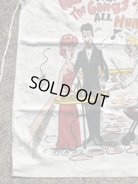 Hail Hail The Gangs All Hungryのメッセージが書かれたバーベキュー用の50年代ビンテージエプロン