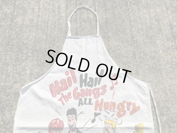 Hail Hail The Gangs All Hungryのメッセージが書かれたバーベキュー用の50年代ビンテージエプロン
