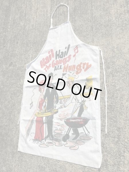 Hail Hail The Gangs All Hungryのメッセージが書かれたバーベキュー用の50年代ビンテージエプロン