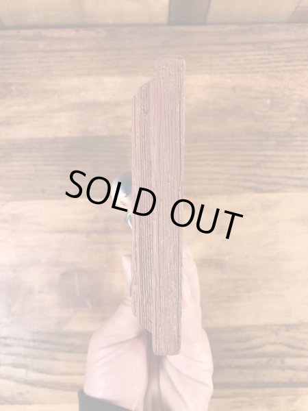 ルアーのポッパーが額縁に付いている50年代〜ビンテージ壁掛け