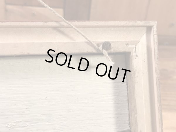 ルアーのポッパーが額縁に付いている50年代〜ビンテージ壁掛け