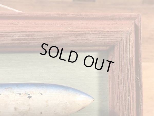 ルアーのポッパーが額縁に付いている50年代〜ビンテージ壁掛け