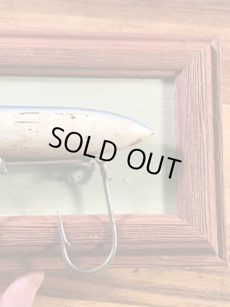 トップウォーターのルアーが額縁に入っている50’s〜ヴィンテージ壁掛け