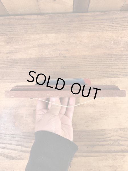 トップウォーターのルアーが額縁に入っている50’s〜ヴィンテージ壁掛け