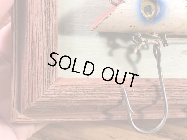 トップウォーターのルアーが額縁に入っている50’s〜ヴィンテージ壁掛け