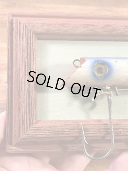 ルアーのポッパーが額縁に付いている50年代〜ビンテージ壁掛け