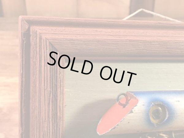 トップウォーターのルアーが額縁に入っている50’s〜ヴィンテージ壁掛け