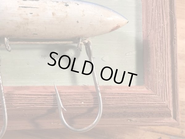 ルアーのポッパーが額縁に付いている50年代〜ビンテージ壁掛け