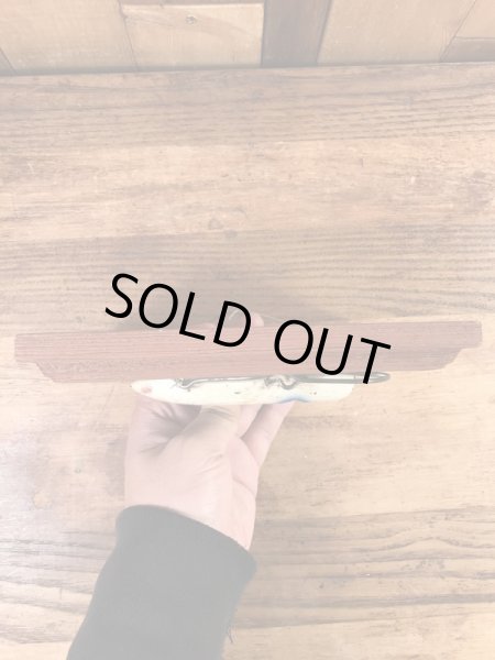 トップウォーターのルアーが額縁に入っている50’s〜ヴィンテージ壁掛け