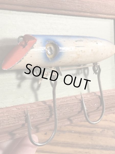 ルアーのポッパーが額縁に付いている50年代〜ビンテージ壁掛け