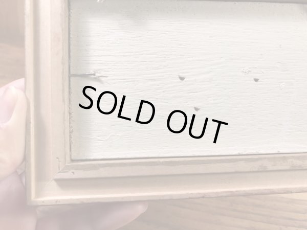 トップウォーターのルアーが額縁に入っている50’s〜ヴィンテージ壁掛け