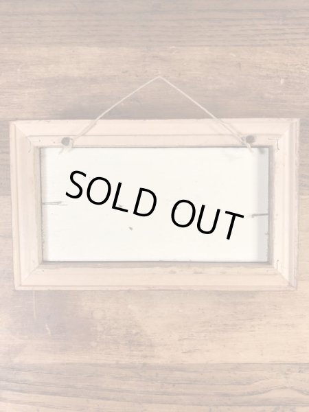 トップウォーターのルアーが額縁に入っている50’s〜ヴィンテージ壁掛け