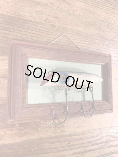 ルアーのポッパーが額縁に付いている50年代〜ビンテージ壁掛け