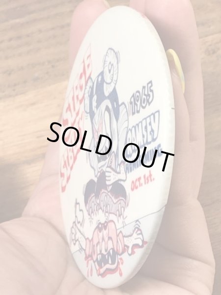 ハイスクール物のフットボールイベントの60年代ビンテージ缶バッジ