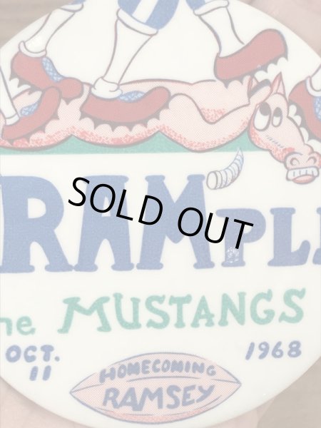 ハイスクール物のフットボールイベントの60年代ビンテージ缶バッジ