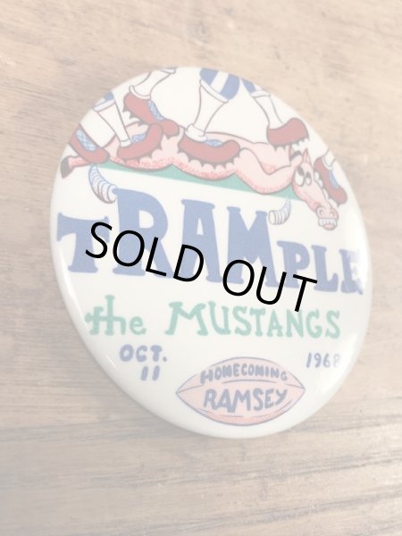 ハイスクール物のフットボールイベントの60年代ビンテージ缶バッジ