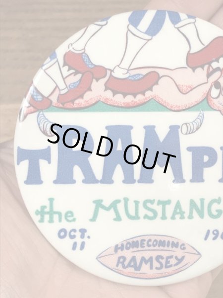 ハイスクール物のフットボールイベントの60年代ビンテージ缶バッジ