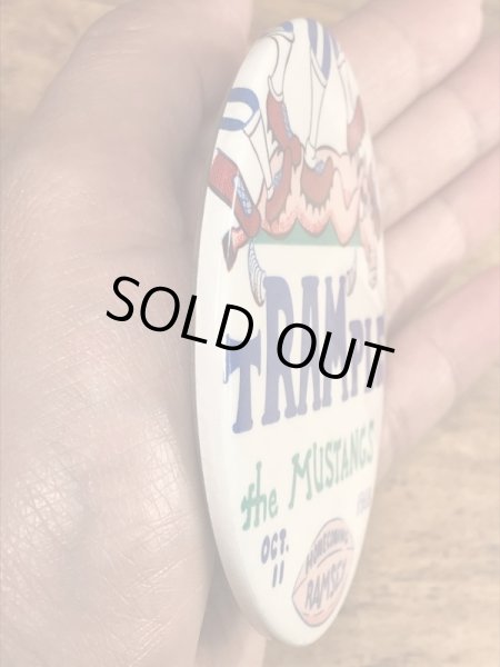 ハイスクール物のフットボールイベントの60年代ビンテージ缶バッジ