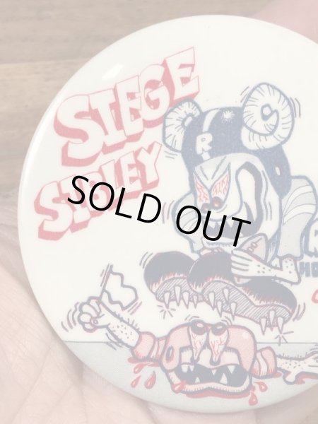 ハイスクール物のフットボールイベントの60年代ビンテージ缶バッジ