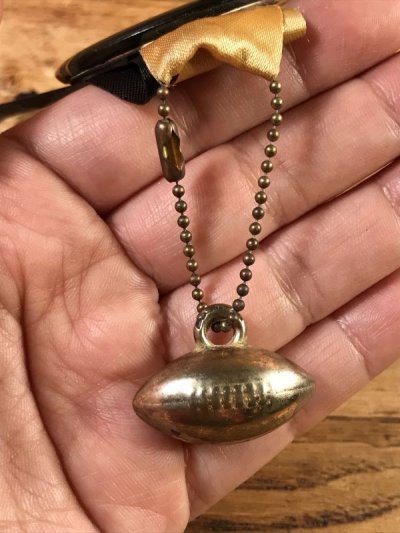 画像1: “Iowa” Foot Ball College Pin Back　カレッジ　ビンテージ　缶バッジ　フットボール　50〜60年代