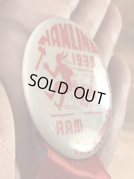 ユニバーシティ物のフットボールイベントの30年代ビンテージ缶バッジ