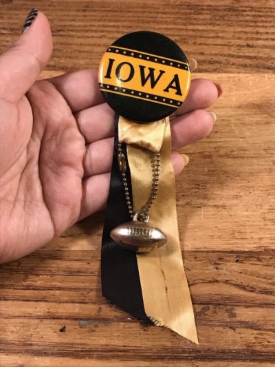 画像3: “Iowa” Foot Ball College Pin Back　カレッジ　ビンテージ　缶バッジ　フットボール　50〜60年代